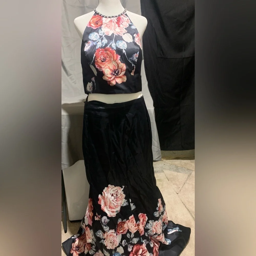 Blush Floral Black 2 Piece Halter Top Long Dress, Size 16, zipper tie, Preloved - Picture 6 of 12